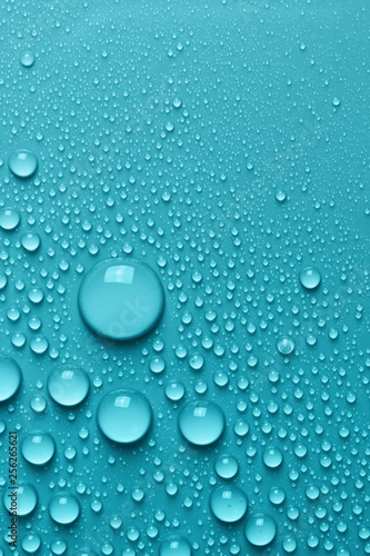 Dekoracja na wymiar  jasnoniebieska-powierzchnia-z-przezroczystymi-kroplami-wody-tlo