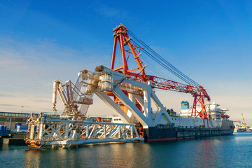 ship for pipeline installation - cranes in port