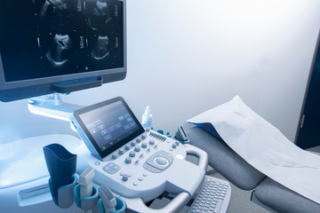 Sonographie Gerät mit Monitor, Tatstatur und Benutzerpanel in der Radiologie, Textfreiraum