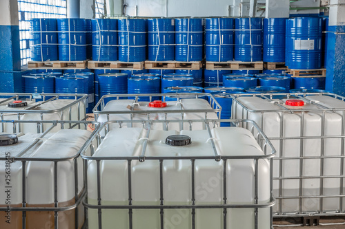 Fotografía blue barrels in the warehouse on pallets
