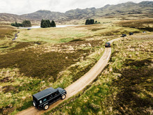 Offroad-Tour Mit SUV Geländewagen über Raues Gelände Mit Schöner Landschaft