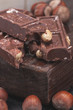 Mleczna czekolada z calymi orzechami laskowymi, slodka i smaczna. 
