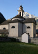 Rustikale Kirche vor Berglandschaft