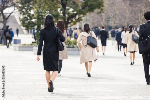 スーツの若い女性の後ろ姿の風景 Stock Photo Adobe Stock スーツの若い女性の後ろ姿の風景 Stock Photo Adobe Stock