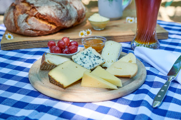 Wall Mural - Käse Teller mit Trauben und Brot Biergarten Oktoberfest Essen