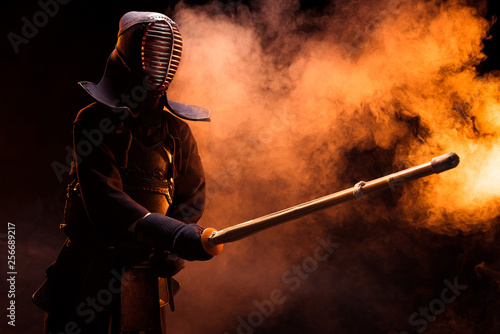 Dekoracja na wymiar  zawodnik-kendo-w-zbroi-cwiczacy-z-bambusowym-mieczem-w-dymie