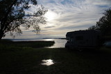 Fototapeta Las - kamper nad jeziorem o zachodzie słońca