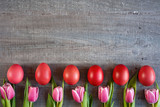 Fototapeta Tulipany - Kolorwe pisanki, różowe tulipany - wielkanocne tło