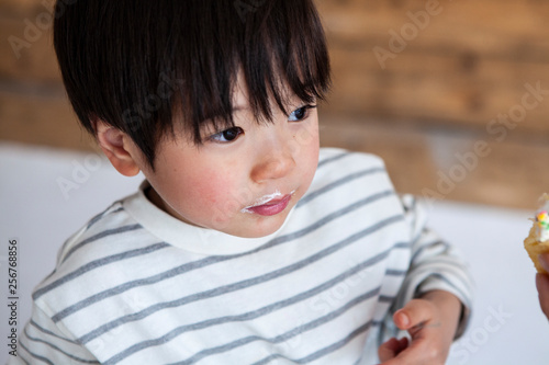 お菓子を食べる男の子の横顔 Buy This Stock Photo And Explore Similar Images At Adobe Stock Adobe Stock お菓子を食べる男の子の横顔 Buy This Stock Photo And Explore Similar Images At Adobe Stock Adobe Stock