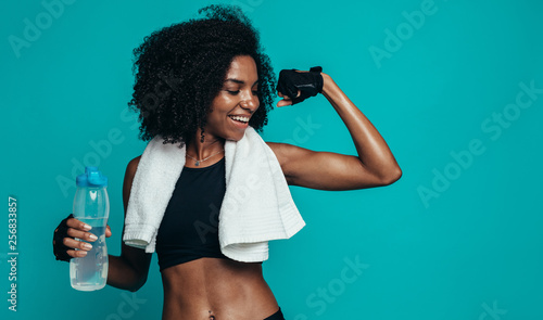 Obraz na plátne  Fitness woman flexing muscles