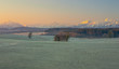 Frostiger Sonnenaufgang im Allägu mit den Allgäuer Alpen im Hintergrund