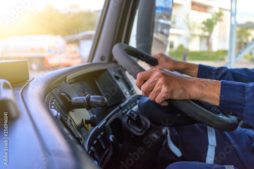 Fotomural Truck driver keeps driving with hands