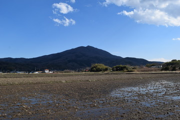 筑波山 ／ 日本百名山、日本百景、関東の富士見百景、日本の地質百選に選定されている、標高877mの筑波山です。男体山と女体山の２つの峰を持ち、古くから信仰の山として栄えてきました。