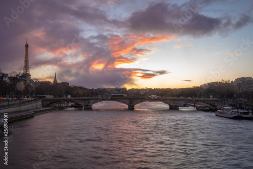 Plakat Paryż, Francja - 03 17 2019: Nabrzeża Sekwany. Widok na Wieżę Eiffla z mostu Aleksandra III