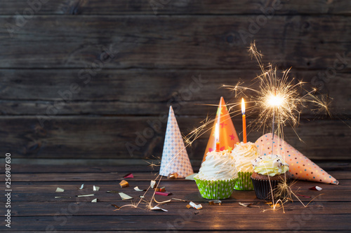Fotografía birthday cupcakes with candles on old dark wooden background