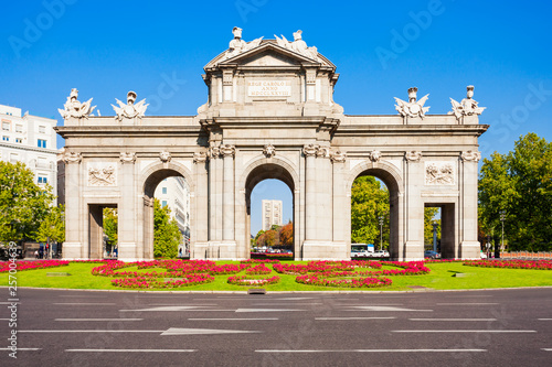 Alcala Gate in Madrid, capital of Spain Tableau sur Toile