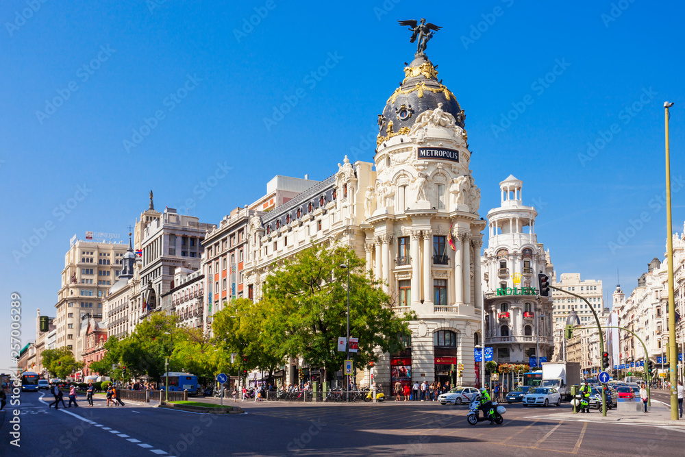 Obraz na płótnie The Metropolis Office Building in Madrid, Spain w salonie
