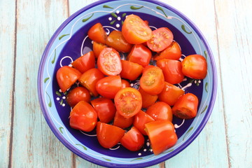 Wall Mural - Tomates cerises tranchés dans un bol