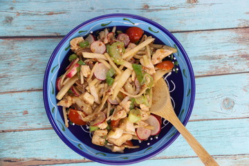 Wall Mural - Salade croquante et une cuillère en bois