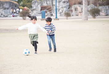 Wall Mural - 公園でサッカーをする子供