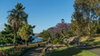 Ein Blick in den Royal Botanic Garden von Sydney an einem wolkenlosen Tag im Frühling