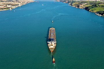 Frachtschiff in der Bucht von Lissabon von oben fotografiert mit DJI Mavic 2 Drohne