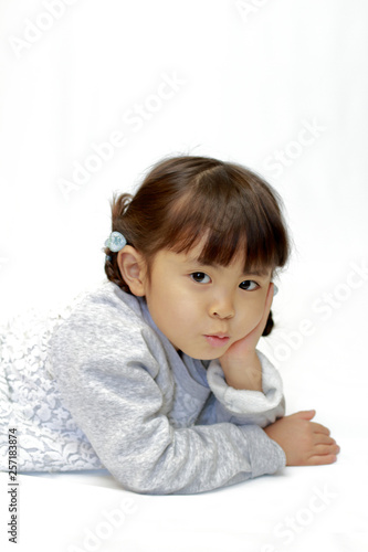 うつ伏せで頬杖をつく幼児 4歳児 Stock Photo Adobe Stock うつ伏せで頬杖をつく幼児 4歳児 Stock Photo Adobe Stock