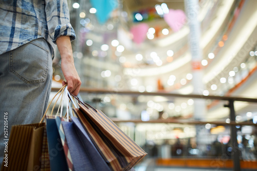 Fotomural Close-up of unrecognizable woman in casual clothing standing in spacious shoppin