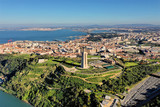 Fototapeta Nowy Jork - Lissabon Luftbilder - Luftaufnahmen von Lissabon: Ponte 25 de Abril, Castelo de São Jorge, Igreja de Santa Engrácia, Commerce Square und weitere Sehenswürdigkeiten