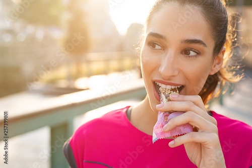 Fotomural Sporty woman eating energy bar