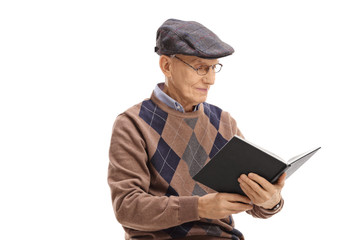 Poster - Senior man reading a book