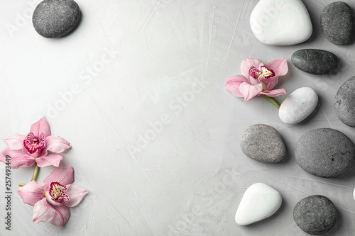  Obrazy Spa   kamienie-zen-i-egzotyczne-kwiaty-na-szarym-tle-widok-z-gory-z-miejscem-na-tekst