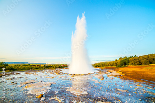 Fotografía A landscape with Geysir, one of the biggest attraction of Iceland