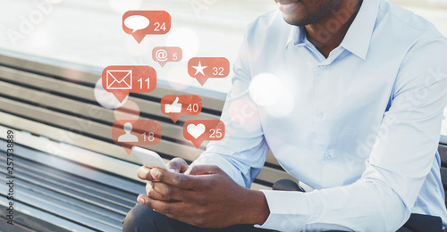 Fotomural Businessman using social media with notification icons