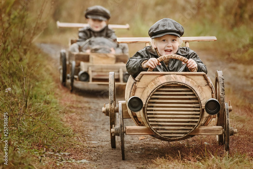 Plakat Competition between the two boys on improvised racing cars