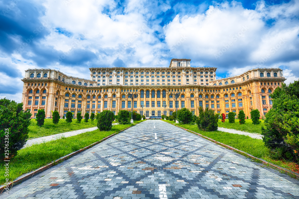 Obraz na płótnie Fantastic architecture Palace of the Parliament of  Bucharest at sunny day w salonie