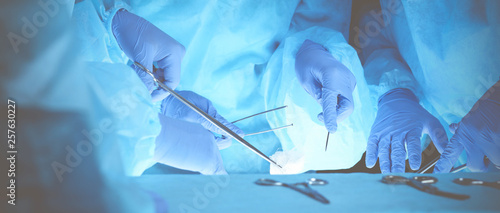 Fotografía Group of surgeons at work while operating at hospital