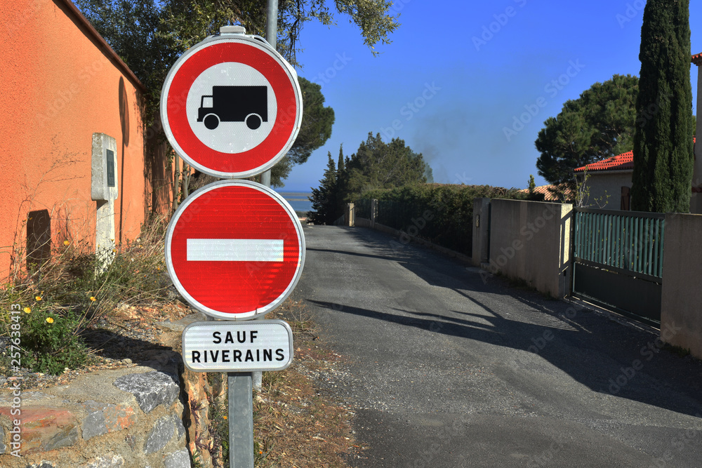 Panneaux Interdit Aux Poids Lourds Sens Interdit Sauf Riverains Stock Panneaux Interdit Aux Poids Lourds Sens Interdit Sauf Riverains Stock