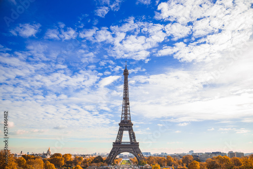 Plakat wieża eiffla w paryżu