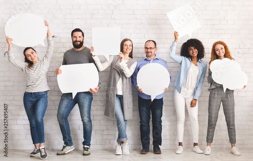 Photo  People carryng speech bubble icons at studio