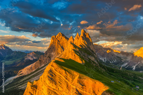 zadziwiajacy-zmierzchu-widok-odle-gora-w-dolomitach-wlochy-od-seceda-szczytu