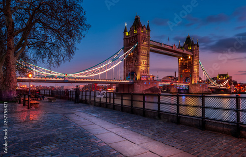 Plakat Tower bridge w Londynie o zachodzie słońca Londyn Wielka Brytania 26 marca