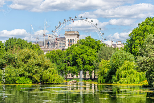 Fotomural London Eye cityscape view building with St James Park green lake pond on summer