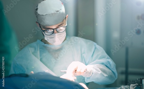Fotografía work of the surgeon in the hospital operating room