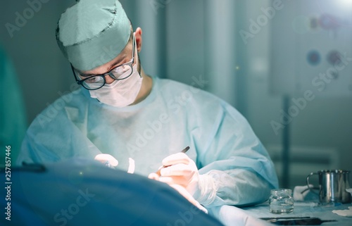 Cuadros en Lienzo work of the surgeon in the hospital operating room