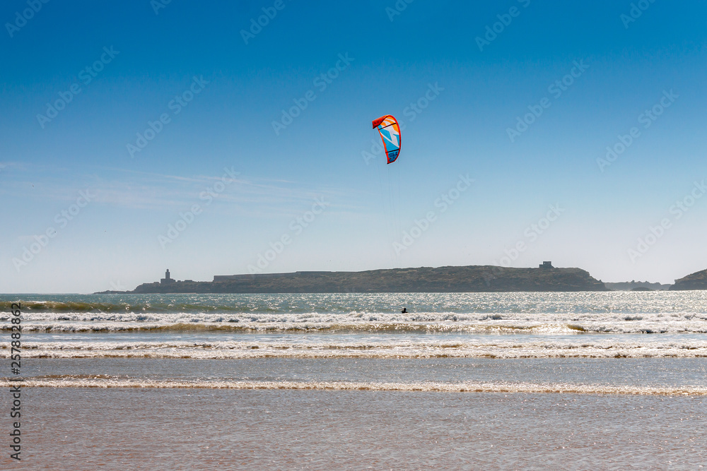 Kitesurfer uprawia sport przy brzegu oceanu - obrazy, fototapety, plakaty 
