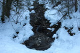 Fototapeta Łazienka - Oblicze zimy. Potok w Śniegu