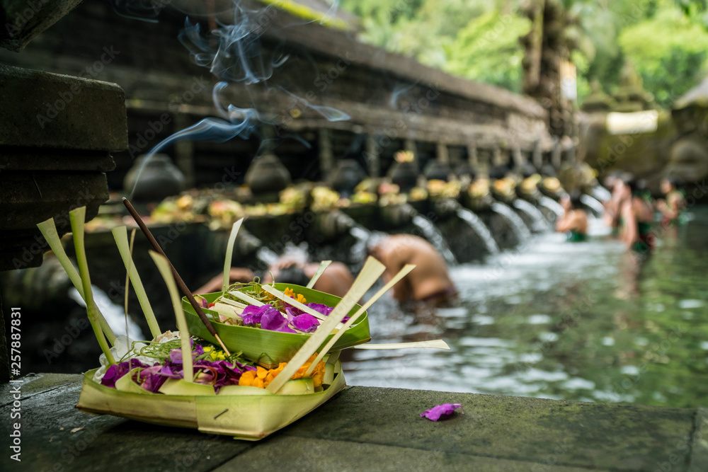The holy spring water of Pura Tirta Empul temple in Bali, Indonesia. - obrazy, fototapety, plakaty 