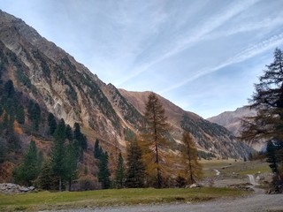 Malerisches Bergpanorama im Herbst in Tirol