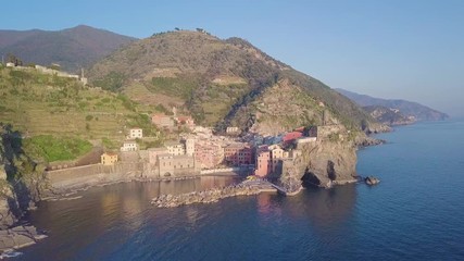 Wall Mural - Le meravigliose Cinque Terre in Liguria, con Vernazza che si affaccia nel mar Mediterraneo. Scogliera rocciosa con un piccolo borgo italiano sugli scogli.